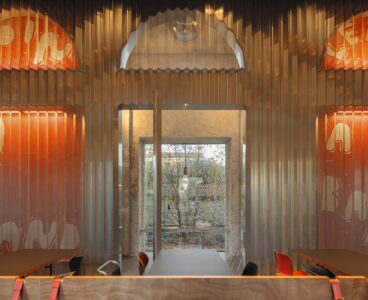 Raffinierter polychromer Mosaikboden als Kontrast zur imposanten Kassettendecke aus mehrschichtigem Holz.