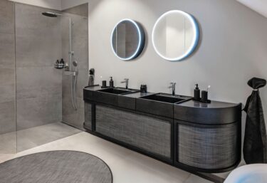 Der runde Spiegelschrank setzt ein stilvolles Statement.