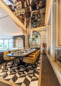 Das Interior Design verbindet Traditionelles mit zeitgenössischer Eleganz.