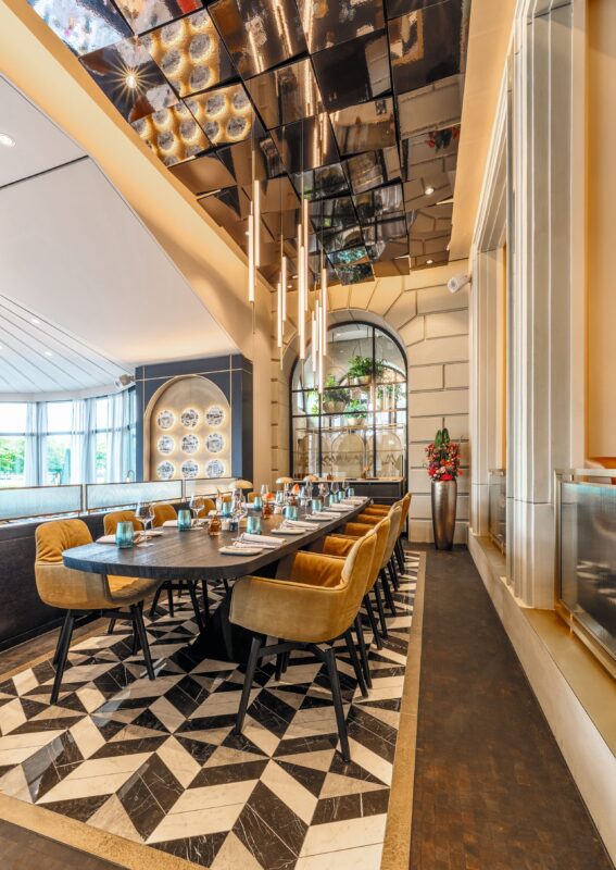 Das Interior Design verbindet Traditionelles mit zeitgenössischer Eleganz.