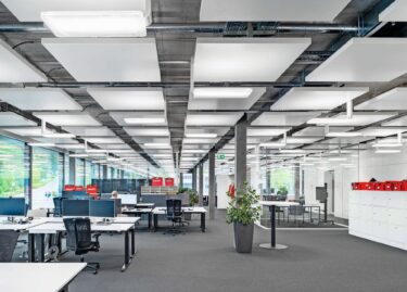 L-förmige Sonderleuchten mit 360° abstrahlendem Licht kombinieren hohe Beleuchtungsstärken mit bester Entblendung. Fotos: Zumtobel AG