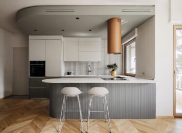 Ein prägendes Element des Wohnbereichs ist die farbig gestaltete Küchendecke.