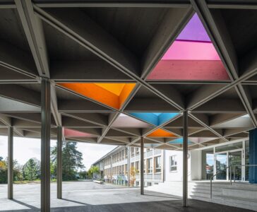 Der neue Verbindungspavillon des Schulhauses Kreuzgut in Schaffhausen zeigt sich mit farbiger Formensprache.