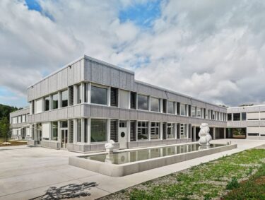 Der äussere architektonische Ausdruck der Schulanlage wird von einer schlichten Sachlichkeit geprägt.