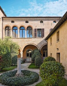 Man gelangt über einen grosszügigen, quer durch das gesamte Gebäude verlaufenden Flur in die neue Wohnung.