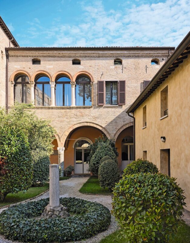 Man gelangt über einen grosszügigen, quer durch das gesamte Gebäude verlaufenden Flur in die neue Wohnung.