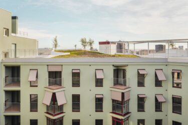 Das von Cierto Estudio entworfene Gebäude umfasst 51 Wohnungen und hat einen ganzheitlichen Ansatz für urbanes Wohnen.