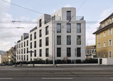 Das Zwillingsensemble nimmt Motive der Zürcher Stadtvillenarchitektur auf. Fotos: Stefan Müller