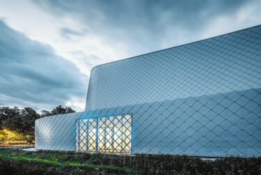 Vielfältige Anwendungsmöglichkeiten, minimales Gewicht und höchste Effizienz im Handling: Die Dach- und Wandrauten von Prefa schaffen ein homogenes Fassadenbild und ermöglichen eine rasche und kostengünstige Montage. Fotos: Prefa, Croce & Wir