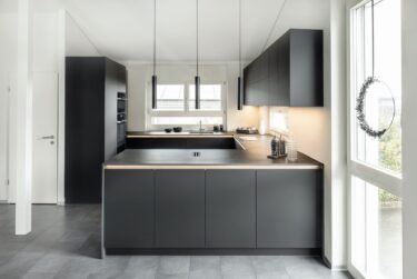 Die mattschwarzen Rillenfronten setzen ein kraftvolles Designstatement. Fotos: Sanitas Troesch