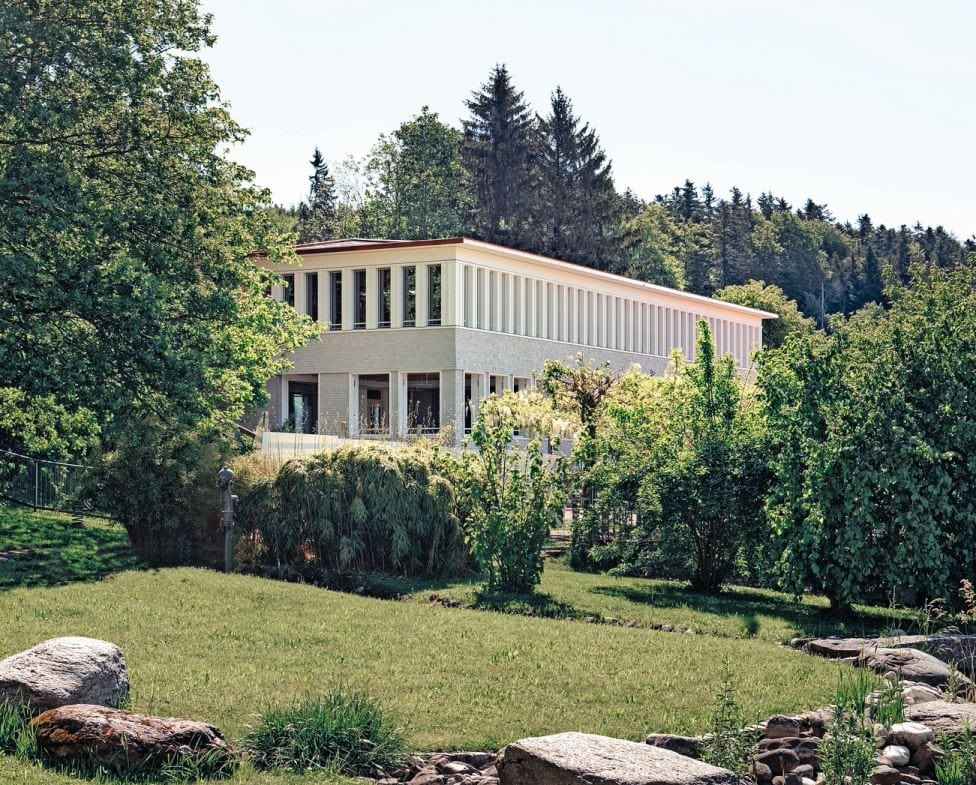 Die hinterlüftete Holzfassade verankert das Gebäude ortsgerecht in seiner Umgebung. Fotos: Lukas Murer