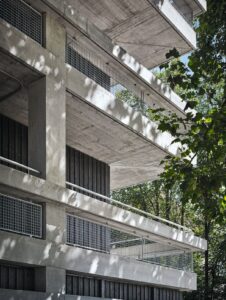 Die tragende Betonstruktur wird durch ortbetonierte Brüstungselemente ergänzt.