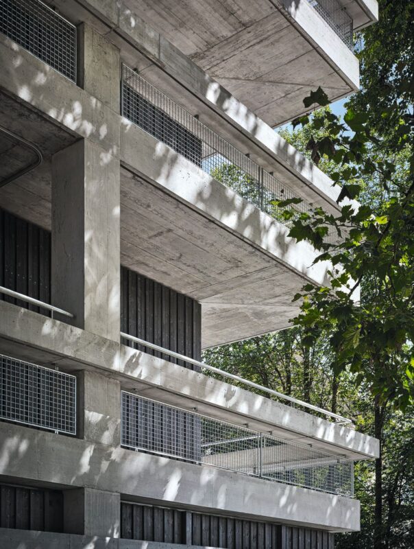 Die tragende Betonstruktur wird durch ortbetonierte Brüstungselemente ergänzt.