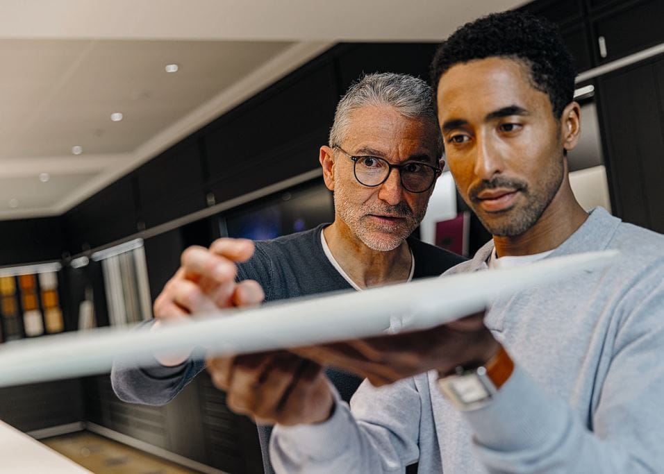 Für die vertiefte Material- und Farbauswahl steht die Materialbibliothek von Brillux zur Verfügung – digital wie vor Ort. Fotos: Brillux