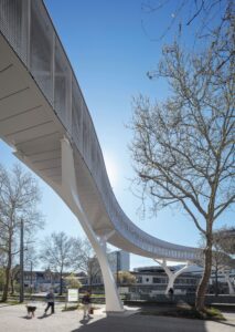 Die Tragwirkung wird über gabelartige Stützen organisiert.