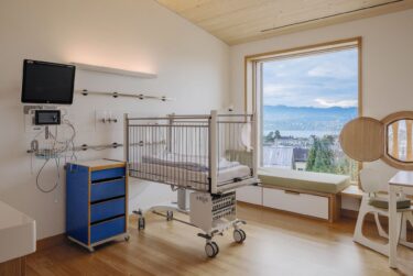 Die Leuchte lässt sich präzise an unterschiedliche Anforderungen im Gesundheitsbau anpassen. Foto: Kinderspital Zürich, Barbora Prekopová