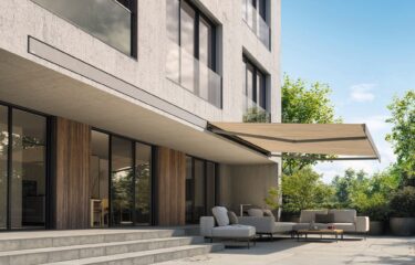 «Vivo Hide» ist eine Markise, die eingefahren flächenbündig in der Fassade verschwindet. Die Einbaumarkise ist für schmale Nischen konzipiert. Fotos: Stobag