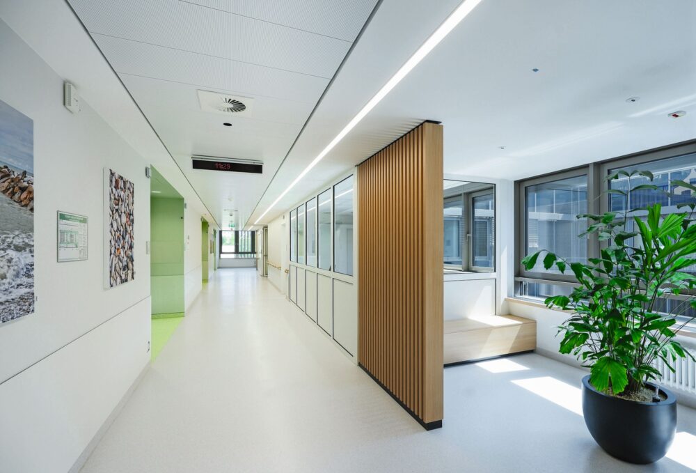 Im neuen Bettenhaus sind unter anderem drei Ambulanzen und sechs Stationen mit 184 Betten angesiedelt. Fotos: ATP Architekten Ingenieure, Friedmann