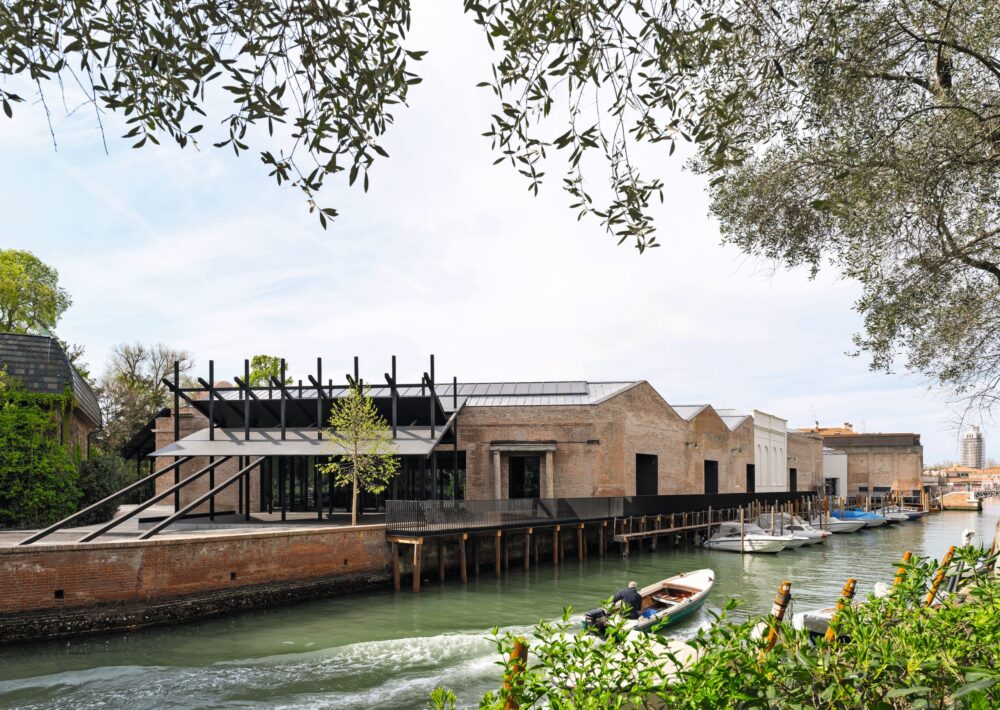 Einer der auffälligsten Eingriffe ist der Bau zweier neuer Aussenkonstruktionen. Fotos: Marco Cappelletti, Giuseppe Miotto; Marco Cappelletti Studio, Courtesy La Biennale di Venezia; MiC