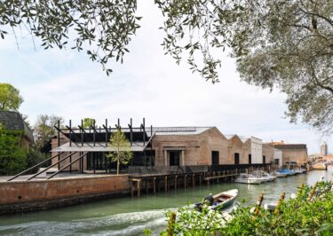 Einer der auffälligsten Eingriffe ist der Bau zweier neuer Aussenkonstruktionen. Fotos: Marco Cappelletti, Giuseppe Miotto; Marco Cappelletti Studio, Courtesy La Biennale di Venezia; MiC