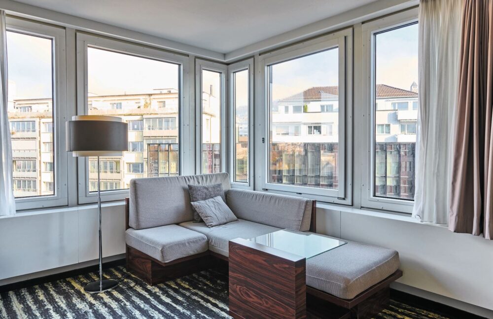 Mit den neuen Fenstern erhalten sämtliche Zimmer auch eine einheitliche, stilvolle Innenausstattung sowie eine zeitgemässe technische Ausrüstung. Fotos: Vorname Name