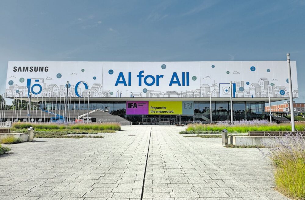 Fassadenverkleidungen wie an der Messe Berlin verwandeln Gebäude weithin sichtbar und optisch ansprechend.