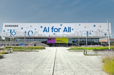 Fassadenverkleidungen wie an der Messe Berlin verwandeln Gebäude weithin sichtbar und optisch ansprechend.