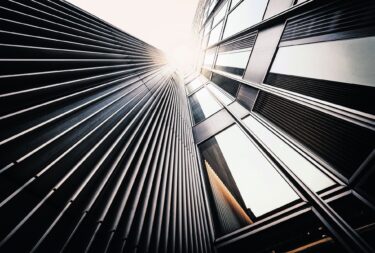 «IGP-Reflective» reduziert die IR-Absorption der Fassade und sorgt dafür, dass sich Fassaden je nach Standort um 20 Prozent weniger aufheizen. Dadurch können die Klimatisierungskosten gesenkt werden. Fotos: IGP Powder Coatings