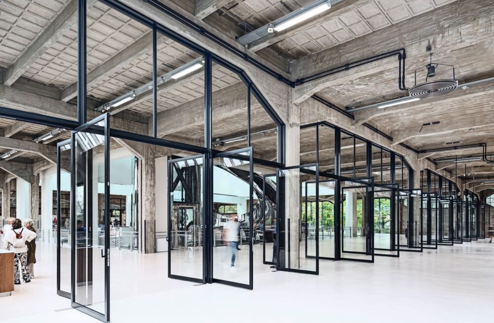 Filigrane Glaswände definieren die Grenze zwischen Atrium und Ausstellungssälen. Grossformatige Türen aus «Jansen-Economy 60»-Profilen erlauben eine beidseitige Öffnung. Foto: Petra Appelhof