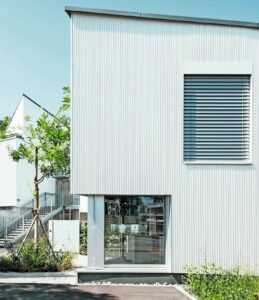 Die Strangpressprofile setzen die moderne, vorgehängte hinterlüftete Fassade perfekt in Szene. Fotos: Prefa
