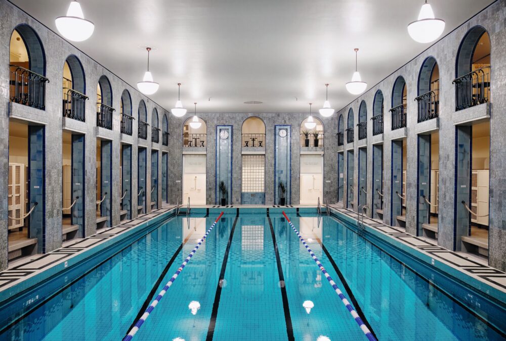 Das Erdgeschoss dient als traditionelle Schwimmhalle für Sport und Bahnen