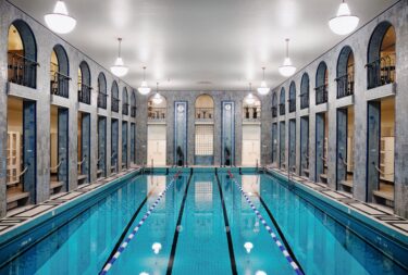 Das Erdgeschoss dient als traditionelle Schwimmhalle für Sport und Bahnen