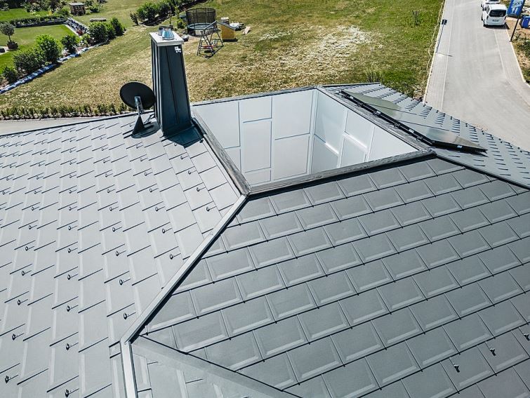 Die Aluminium-Dachplatte «R.16» überzeugt mit modernem Design, einfacher Verlegung und hoher Stabilität. Sie bietet kreative Freiheiten bei minimalem Gewicht und maximaler Langlebigkeit. Fotos: Prefa