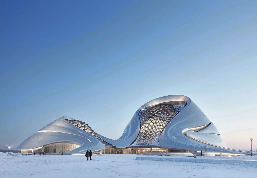 Dieses wie eine Sanddüne geformte Gebäude von Zaha Hadid Architects in VAE gilt als Vorzeigeprojekt für die Integration von KI im laufenden Betrieb. Neben dem parametrischen Entwurf steuert eine hochentwickelte KI-Infrastruktur das gesamte Gebäude. Sie passt Beleuchtung und Temperatur autonom an die Belegung an, nutzt vorausschauende Raumanalysen und beinhaltet virtuelle KI-Assistenten für die Mitarbeitenden. Fotos: Buro Happold