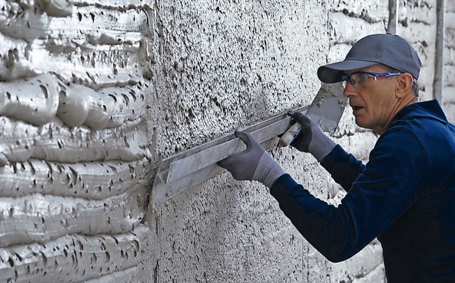 Mehrlagig und mäanderförmig aufgetragen, lässt sich die abschliessende Dämmschicht präzise abziehen. Fotos: Fixit AG