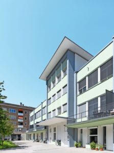 Die Fassaden sind saniert, aber nicht geglättet und die Tragstruktur bleibt ablesbar.