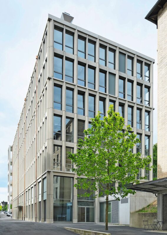 Der Neubau steht am Valley Square, dem zentralen Platz des Areals.