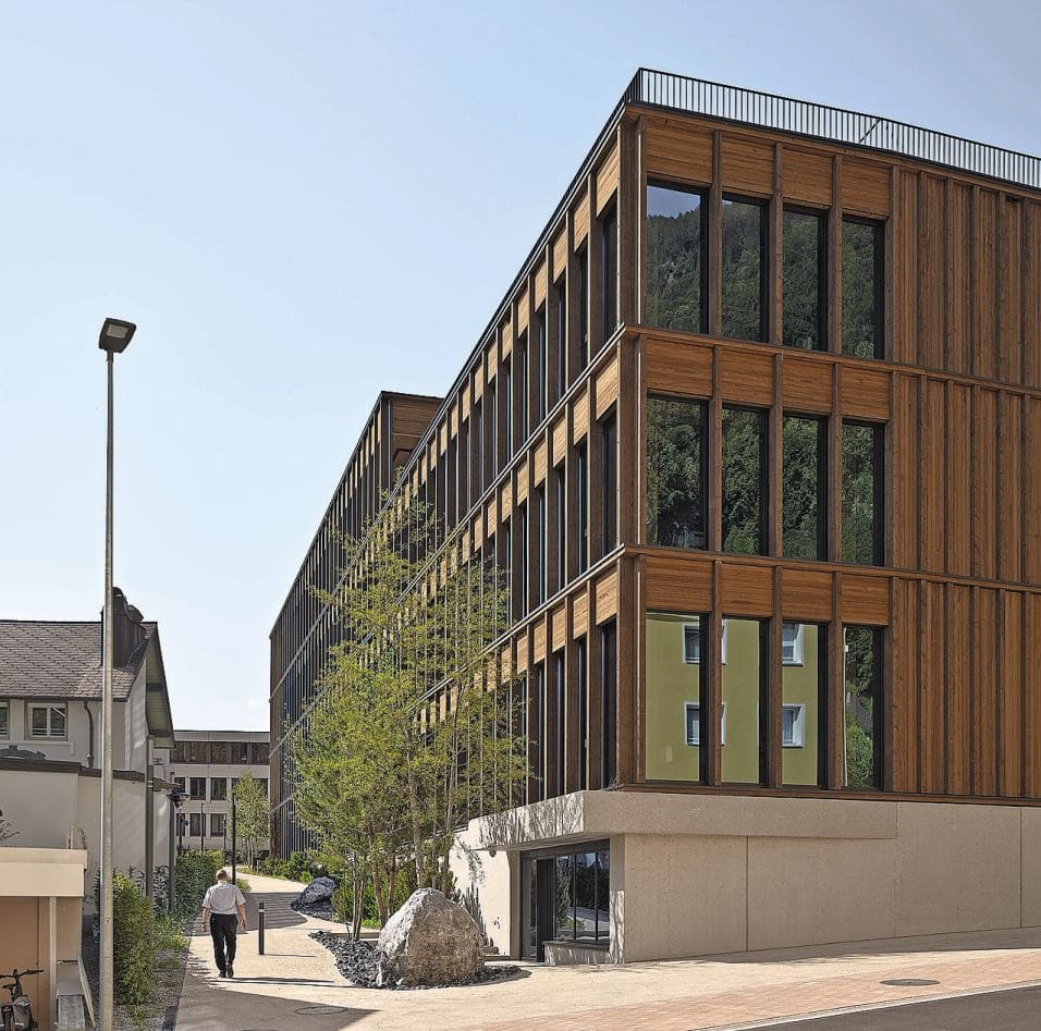 Der sommerliche Wärmeschutz wird über die Ausrichtung der Baukörper, die Positionierung der Fenster und die Tiefe der Fassadenstruktur gelöst.