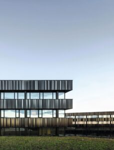 Der Verwaltungsbau fügt sich eigenständig in die offene Landschaft ein. Fotos: Henrik Schipper