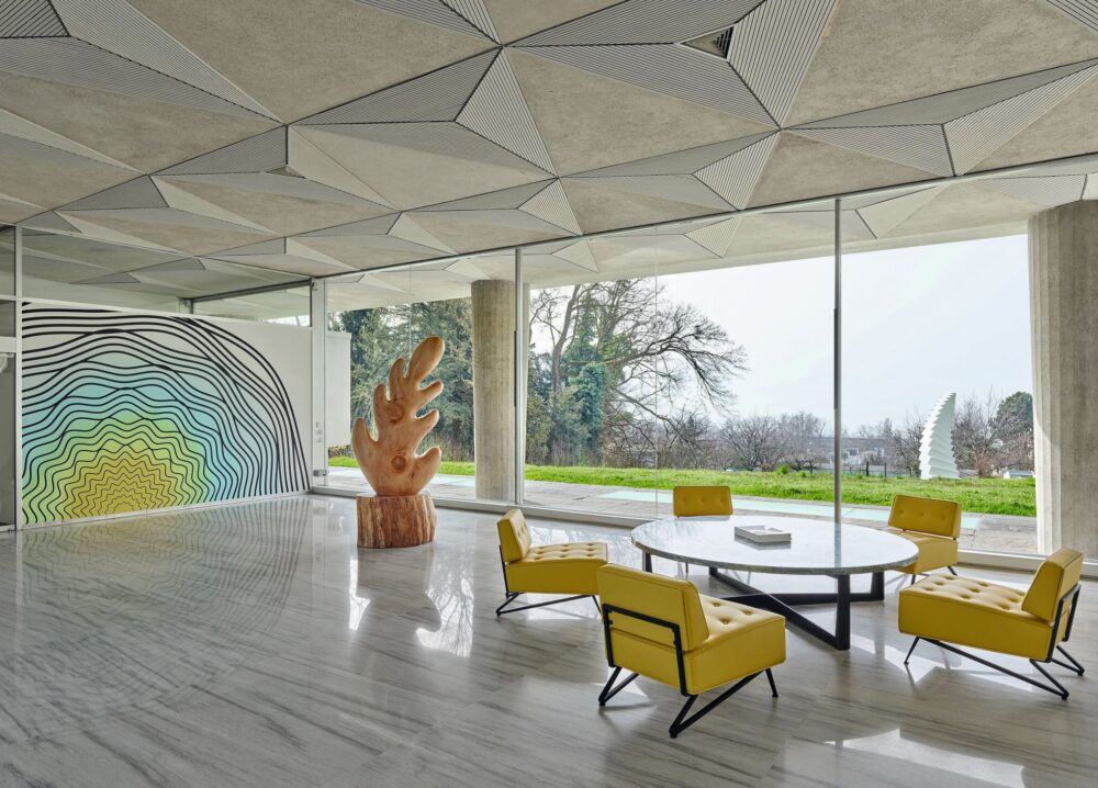 Die Waadtländer Künstlerin Claudia Comte realisierte die Skulptur «Big Cedar Leaf» sowie das ortsspezifische Wandgemälde «Sunrise on the Lake» in der Eingangshalle.
