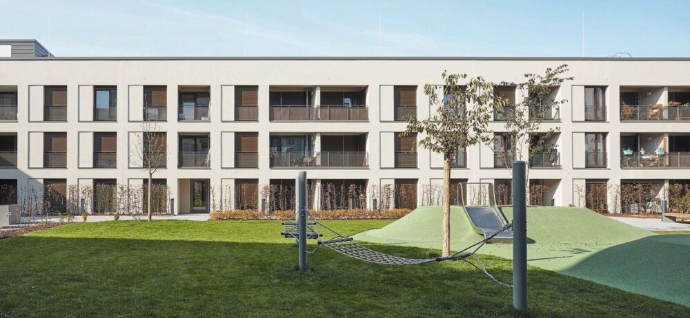 2 Für moderne Neubauten sind die Holzrollläden ebenfalls ideal. Foto: Regazzi
