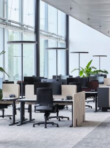 Jörg Boners Stehleuchte «Circular» – ein Klassiker für Büro- und Wohnräume. Die Leuchtenfamilie umfasst zudem Pendel-, Wand-, Tisch- und Deckenvarianten. Foto: Markus Bertschi