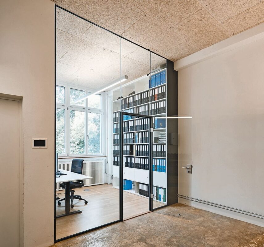 Die beiden Standardsysteme von Trennwänden bieten Lösungen für unterschiedliche architektonische und funktionale Anforderungen.
